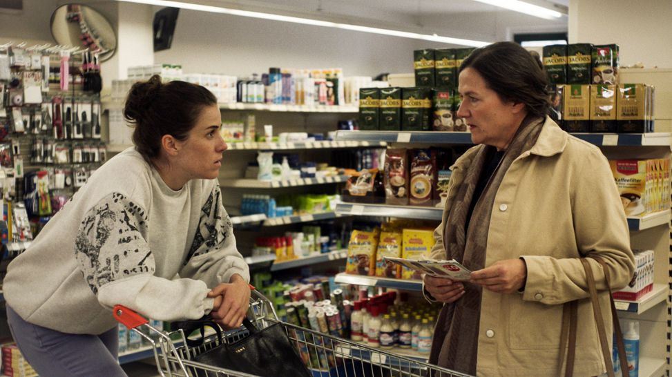 Clara (Anne Schäfer) mit ihrer Mutter (Anne-Kathrin Gummich) beim Einkauf. Bild zum Film: Alle reden übers Wetter, Quelle: rbb/Grandfilm