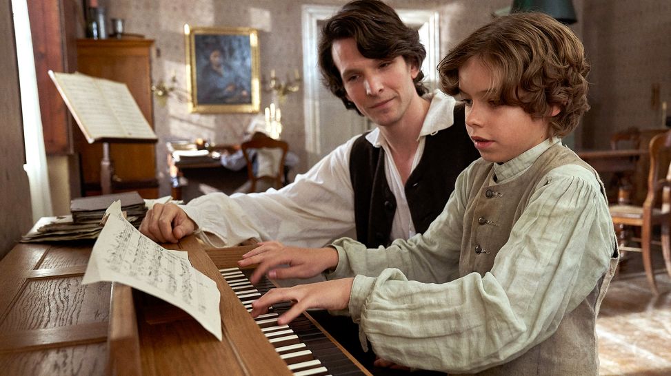 Der rebellische Schauspieler Pfeiffer (Sabin Tambrea) prägt den achtjährigen Louis van Beethoven (Colin Pütz, re.). Bild zum Film: Louis van Beethoven, Quelle: rbb/Degeto/WDR/ORF/EIKON Media/Zuzana Panska