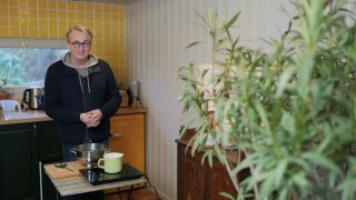 Horst sein Schrebergarten - Gartentipp - Horst macht Tee aus Efeu gegen Spinnmilben (Quelle: rbb)