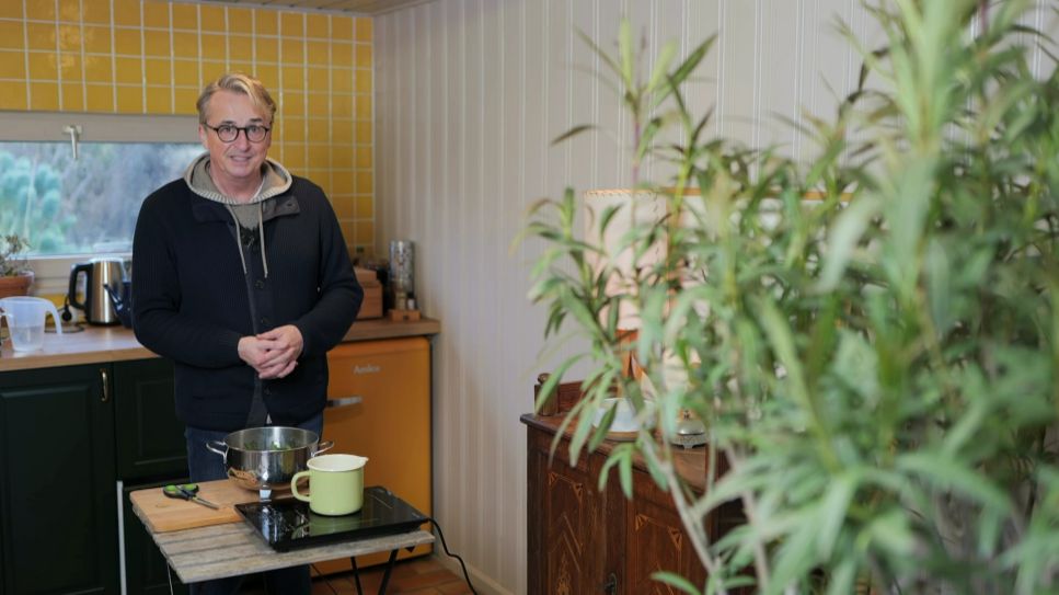 Horst sein Schrebergarten - Gartentipp - Horst macht Tee aus Efeu gegen Spinnmilben (Quelle: rbb)