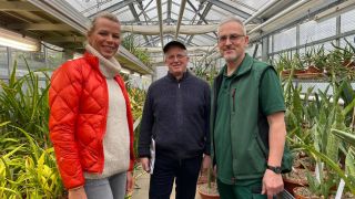 Ulrike Finck im Botanischen Garten Potsdam - mit Gärtner Ingo Kallmeyer und Kustos Michael Burkart