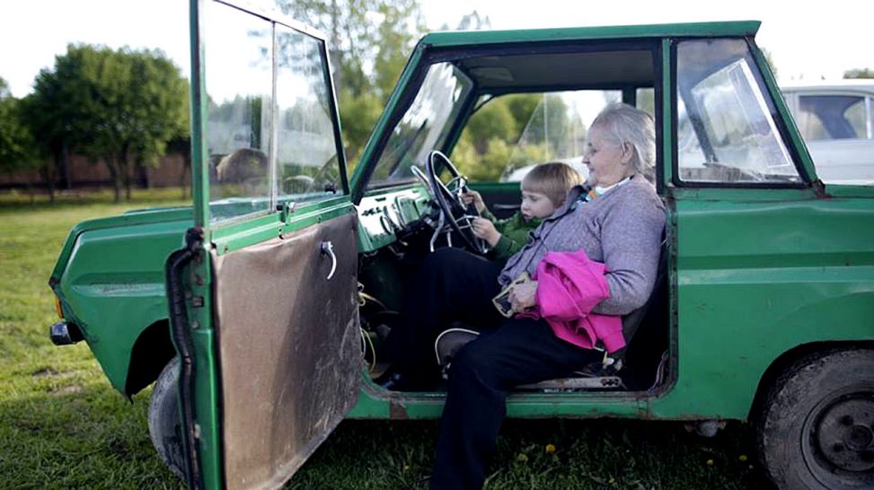 Oma mit Enkel bei Pskow, Quelle: rbb