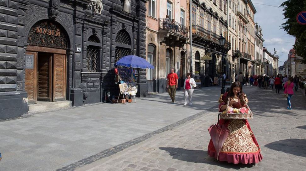 Souvenirverkäuferin in der Altstadt in Lviv (Quelle: rbb)
