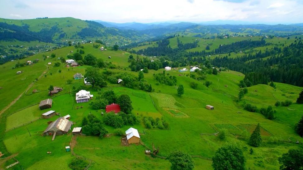 Hügelige, spärlich besiedelte Landschaft in Yaremcha, Ukraine (Quelle: rbb)