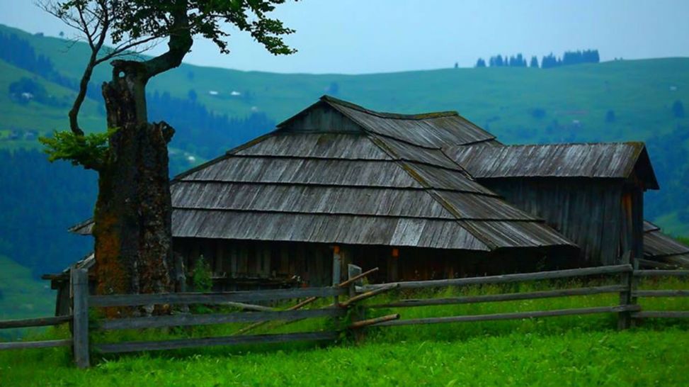 Ein komplett aus Holz gearbeitetes Haus in Yaremcha, Ivano-Frankivs'Ka Oblast', Ukraine (Quelle: rbb)