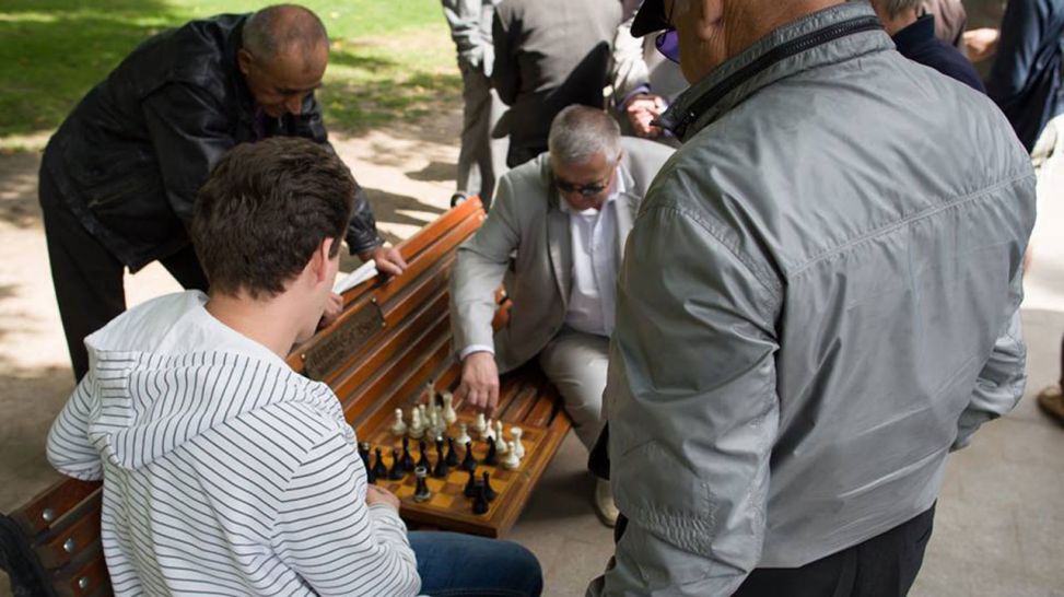 Männer spielen Schach im Park (Quelle: rbb)