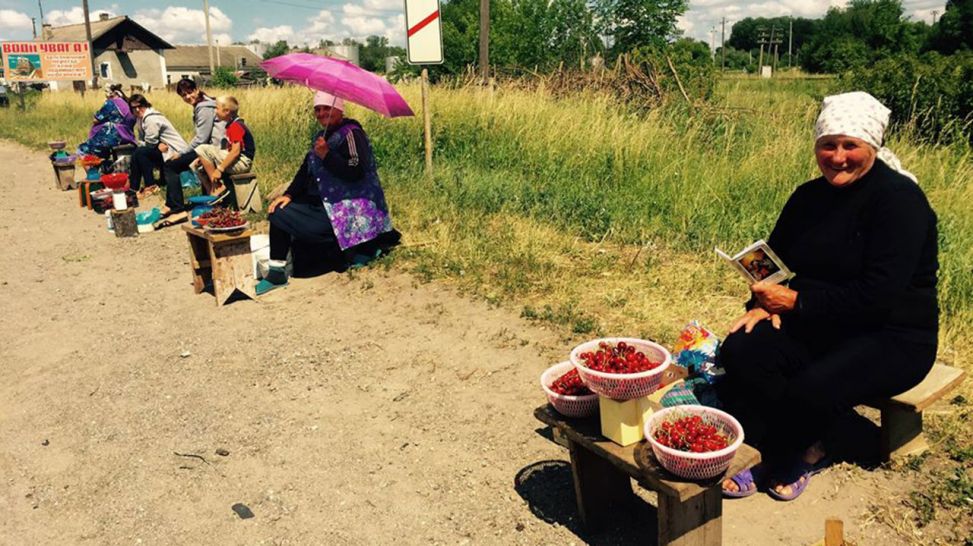 Am Straßenrand verkaufen Frauen Obst (Quelle: rbb)