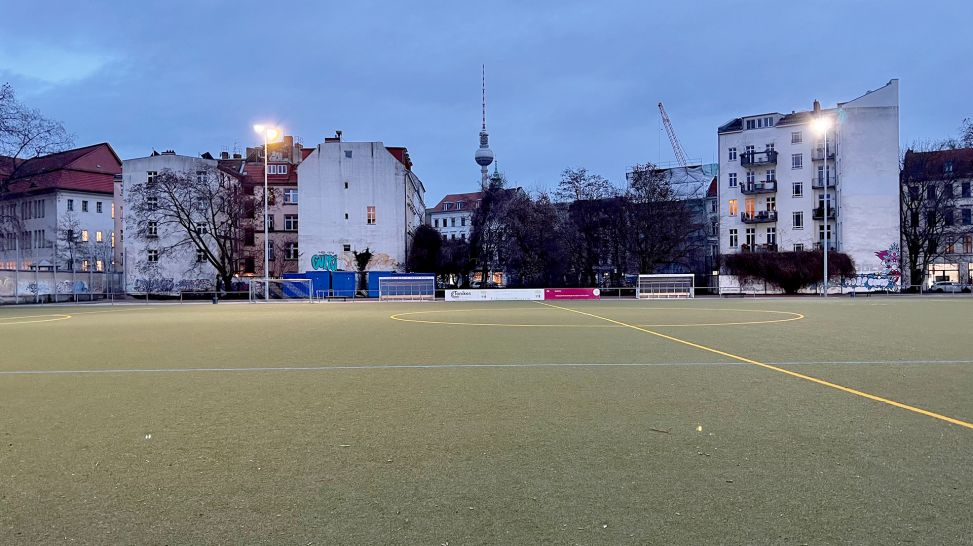 Fußball und Sportplat von SV Blau Weiss Berolina Mitte 49 e.V. (Quelle: rbb/Silke Cölln)