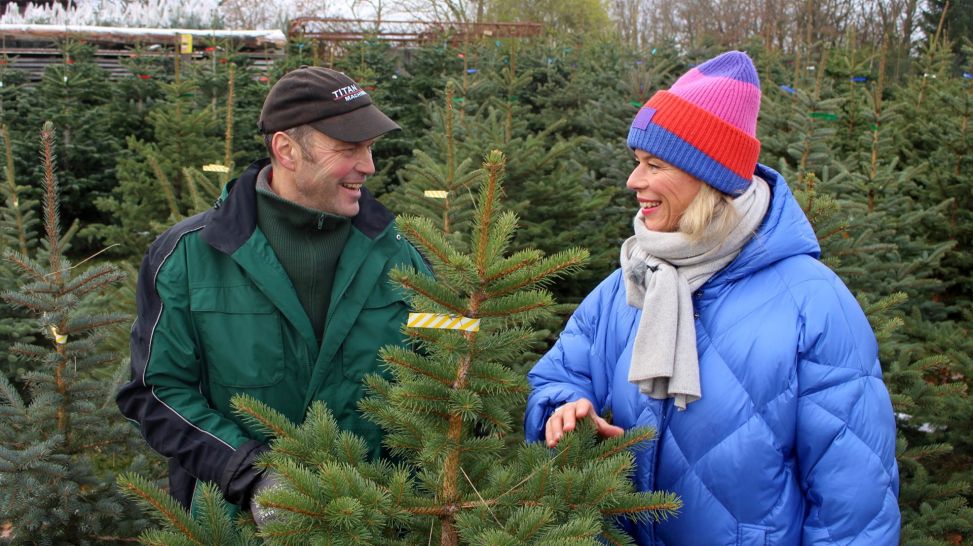 Ulrike Finck beim Weihnachtsbaum-Verkauf in Grüntal (Quelle: rbb/ Andreas Jacob)