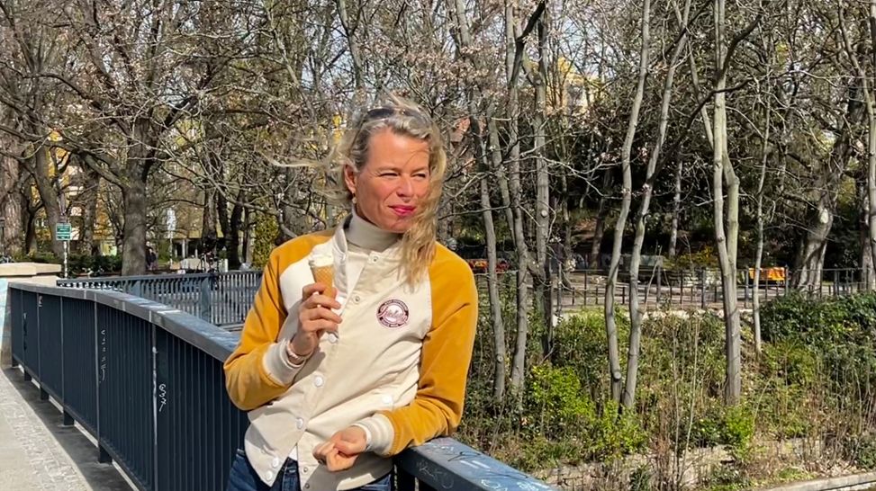 Moderatorin Ulrike Finck steht mit einem Eis in der Hand auf einer Brücke in der Sonne (Bild: rbb/ Silke Cölln)