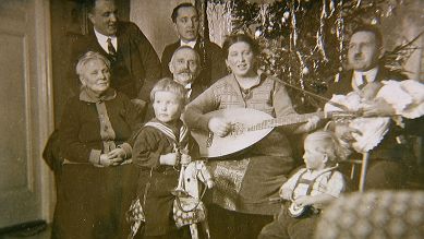 Familie musiziert am Weihnachtsbaum; Quelle: rbb