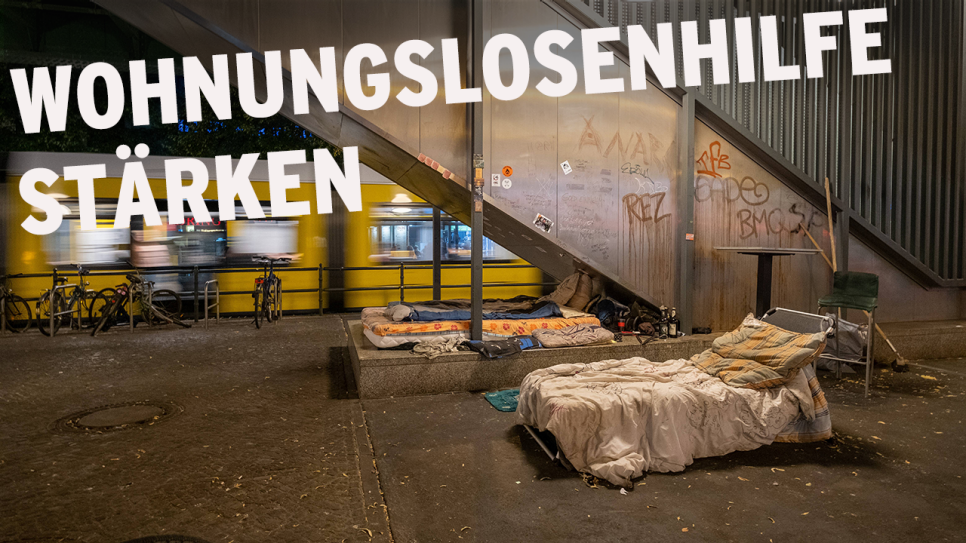Schönhauser Allee, Aufgang U-Bahn, Obdachlosenlager (Quelle: imago images / Rolf Zöllner)
