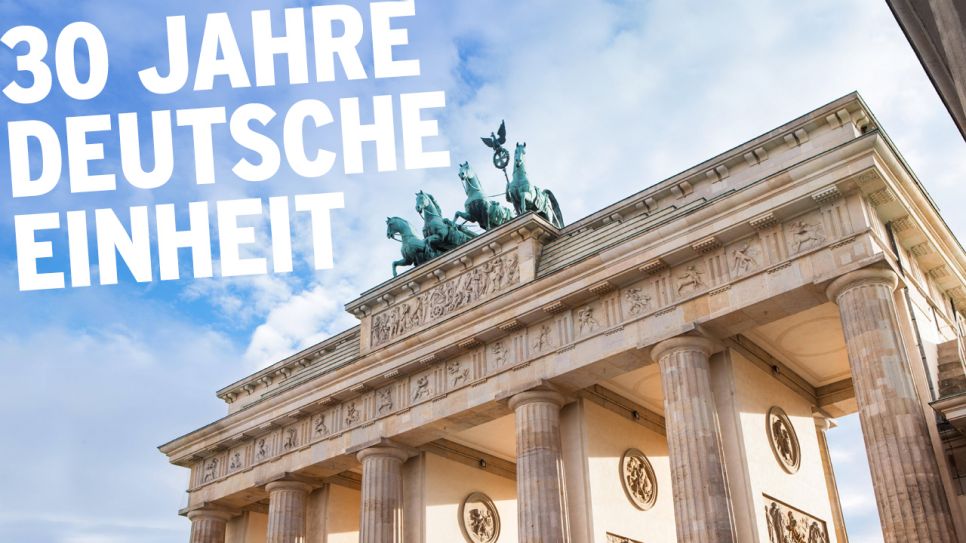 Das Brandenburger Tor in Berlin und der Schriftzug "30 Jahre Deutsche Einheit"(Quelle: rbb/imago images/Panthermedia