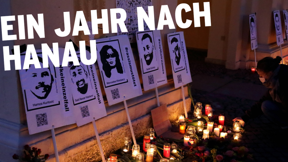Menschen während einer Kundgebung zum Gedenken an die Opfer des rechtsextremen Anschlags von Hanau (Quelle: IMAGO / Martin Müller)