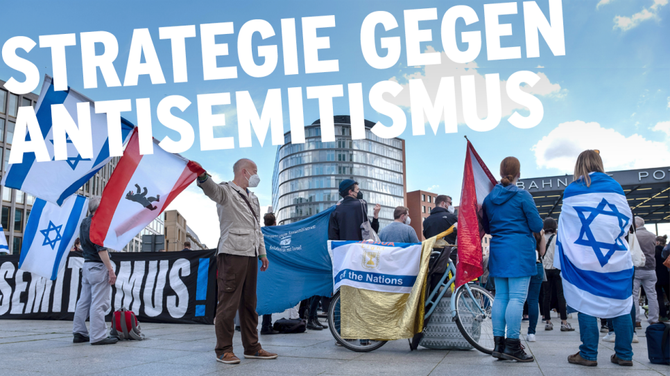 Demonstranten mit Israel- und Berliner Fahne auf Berliner Potsdamer Platz (Quelle: rbb/imago images/epd-bild/RolfxZoellner
