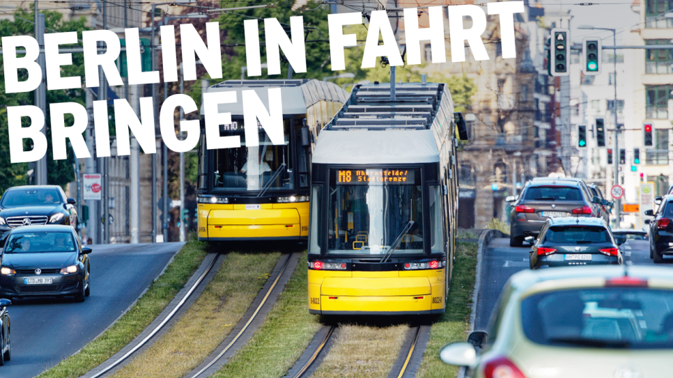 Metro-Tram 8 und 10 neben einander, links und rechts Autoverkehr (Quelle: rbb/imago images/Jürgen Heinrich)