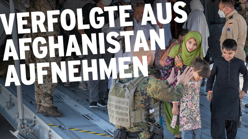 Evakuierte Menschen aus Afghanistan werden von deutschen Sicherungskräften aus dem Airbus A400M geleitet; Schriftzug "Verfolgte aus Afghanistan aufnehmen" (Quelle: picture alliance/dpa/Bundeswehr | Marc Tessensohn; rbb)