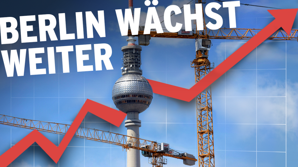 Berliner Fernsehturm eingerahmt von Kränen einer Baustelle; Schriftzug "Berlin wächst weiter" (Quelle: rbb/imago images/Ulli Winkler)