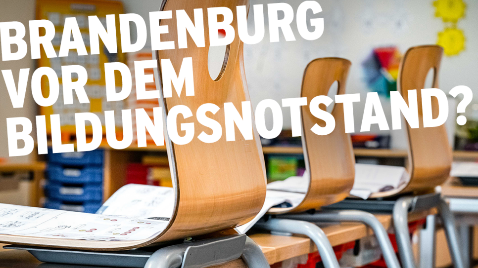 Eine leere Grundschulklasse; Schriftzug "Brandenburg vor dem Bildungsnotstand" (Quelle: rbb/picture alliance/ANP)
