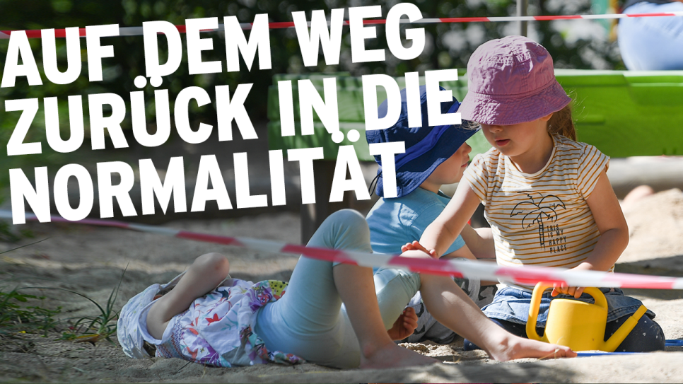 Kinder spielen auf einem Kita-Spielplatz; Schriftzug "Auf dem Weg zurück in die Normalität" (Quelle: rbb/Arne Dedert/dpa)