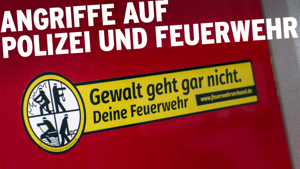 Aufkleber des Feuerwehrverbands mit der Aufschrift "Gewalt geht gar nicht" an einem Feuerwehrauto; Schriftzug "Angriffe auf Polizei und Feuerwehr" (Quelle: rbb/Jens Büttner/dpa-Zentralbild/ZB)