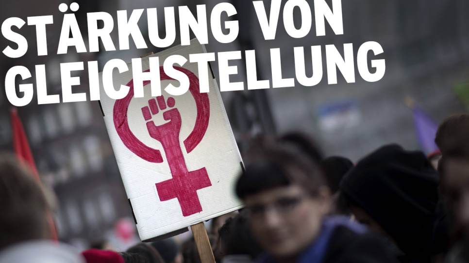 Auf einer Demonstration halten Demonstranten ein Plakat mit dem Symbol Frauenpower hoch; Schriftzug "Stärkung von Gleichstellung" (Quelle: imago/IPON, Montage: rbb)