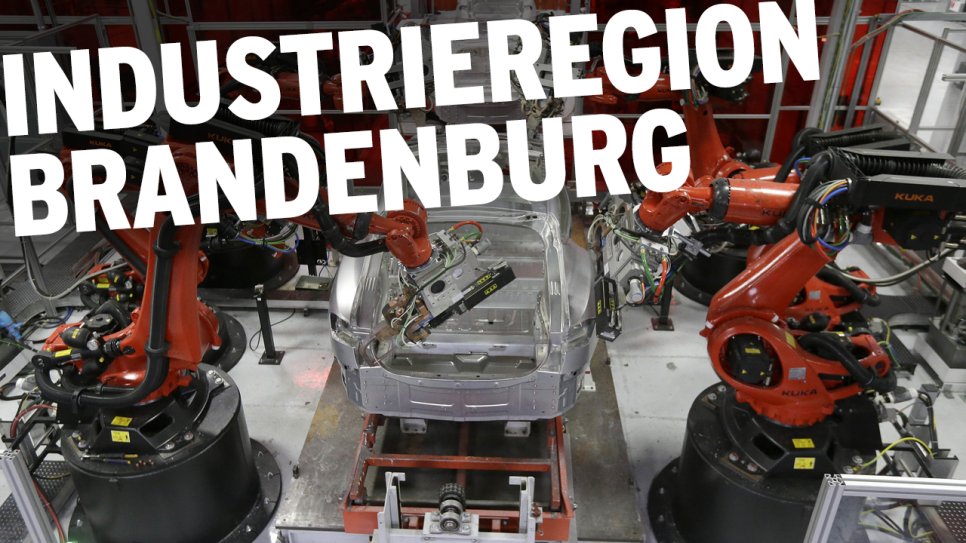 Roboter arbeiten an einem Auto in einer Tesla Fabrik; Schriftzug "Industrieregion Brandenburg" (Quelle: rbb/picture alliance/AP Images/Jeff Chiu)