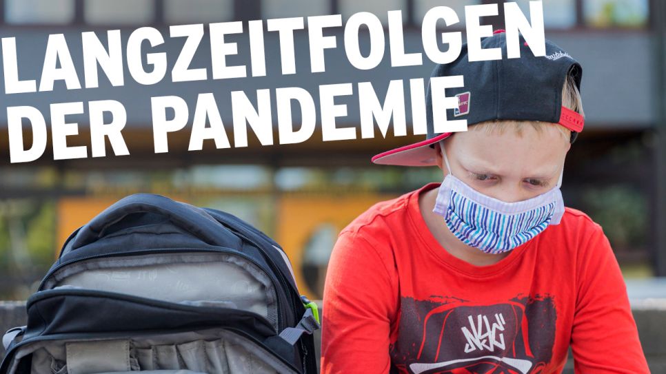 Ein Junge mit einer Mund-Nasen-Behelfs-Maske sitzt auf dem Schulhof; Schriftzug "Langzeitfolgen der Pandemie" (Quelle: rbb/imago images/MedienServiceMüller)