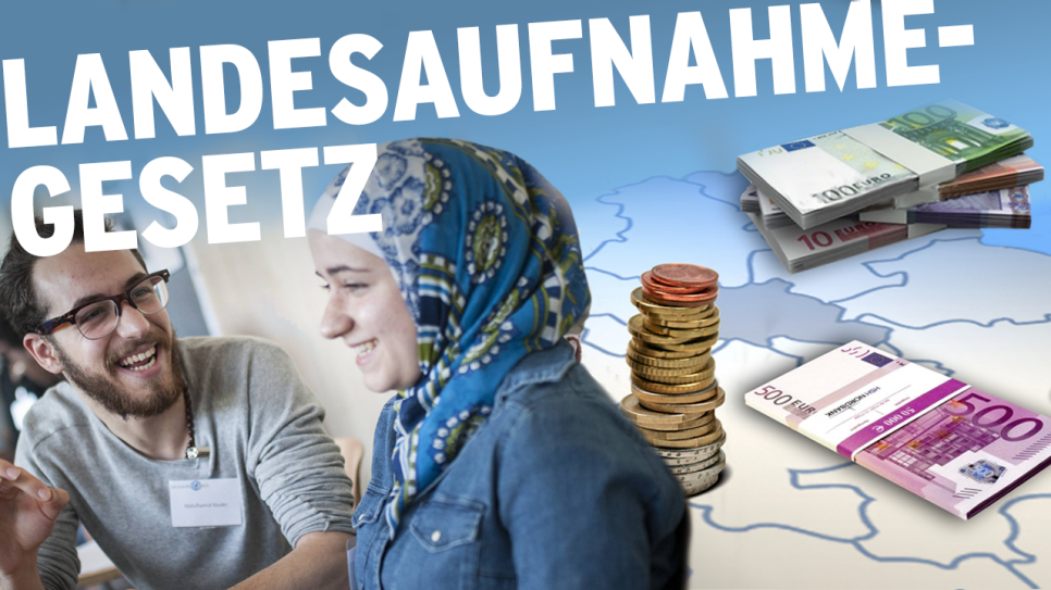 Flüchtlinge nehmen an einem Kurs an der Freien Universität in Berlin teil, im Hintergrund eine Karte von Brandenburg und gestapelte Geldscheine und Münzen (Quelle: Foto: imago/photothek; Montage: rbb)