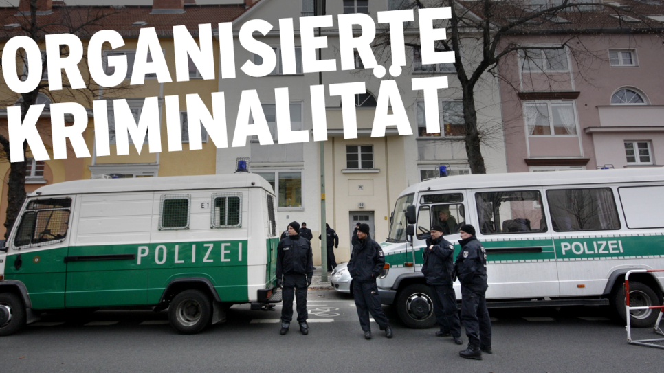 Polizei und Polizeiautos auf einer Straße in Berlin; Schriftzug "Organisierte Kriminalität" (Quelle: rbb/imago images/Peter Homann)