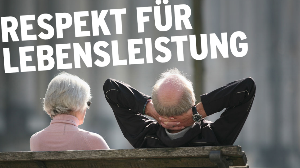 Ein Rentnerpaar sitzt auf einer Bank, Schriftzug "Respekt für Lebensleistung" (Quelle: Foto: Stephan Scheuer/dpa, Montage: rbb)