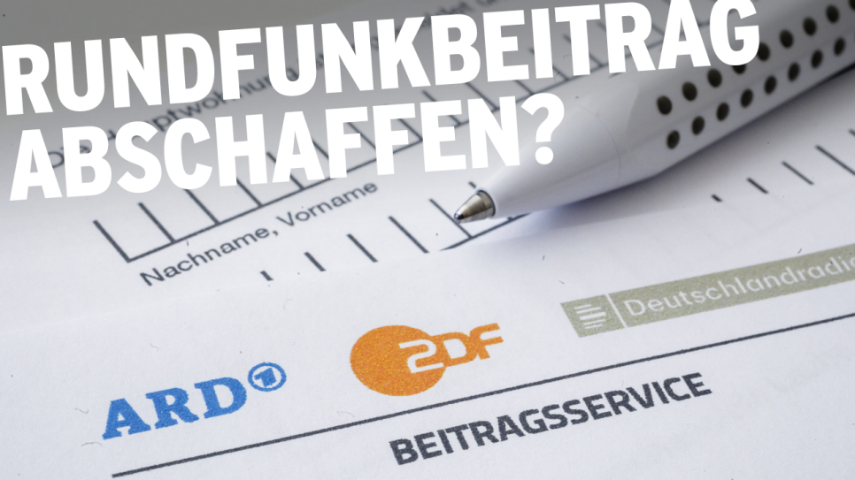 Formular zur Anmeldung einer Wohnung für den Rundfunkbeitrag von ARD, ZDF, und Deutschlandradio liegt auf einem Tisch; Schriftzug "Rundfunkbeitrag abschaffen?" (Quelle: rbb/imago-images/photothek)