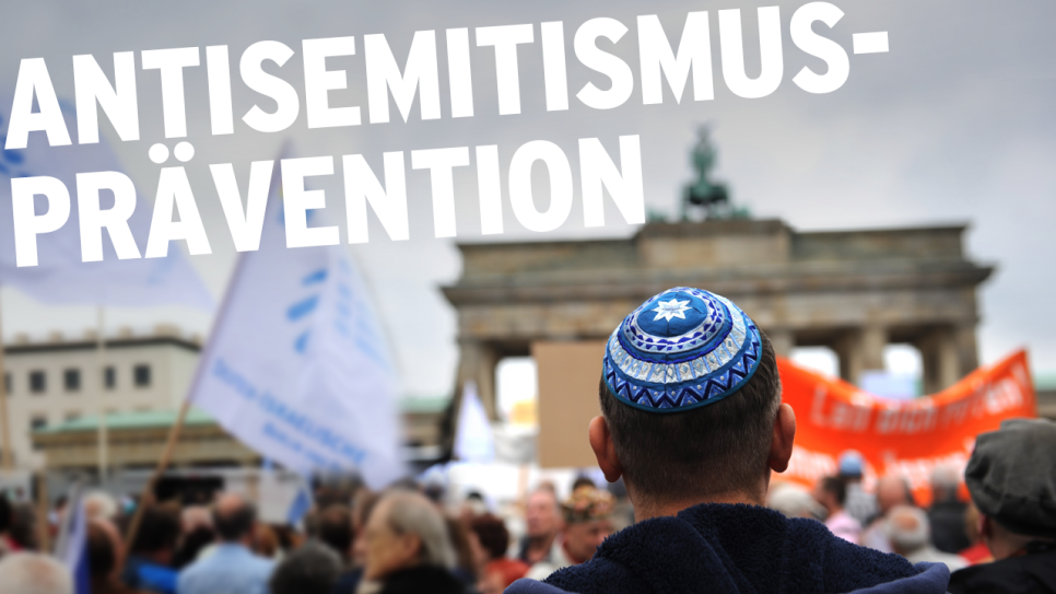 Collage: Teilnehmer einer Kundgebung des Zentralrats der Juden in Deutschland stehen vor dem Brandenburger Tor in Berlin (Quelle: Maja Hitij/dpa)