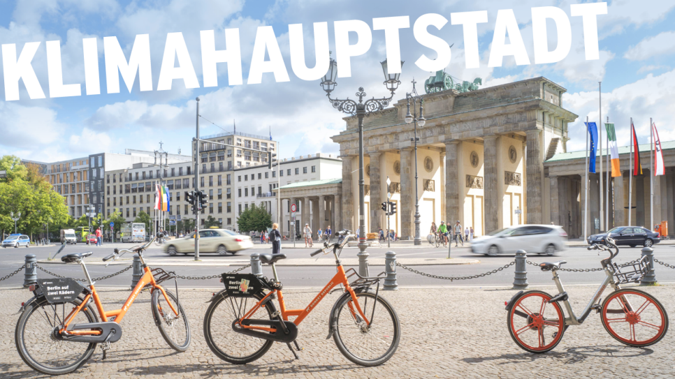Fahrräder vor dem Brandenburger Tor in Berlin, Schriftzug "Klimahauptstadt" (Quelle: rbb/imago images/Dirk Sattler