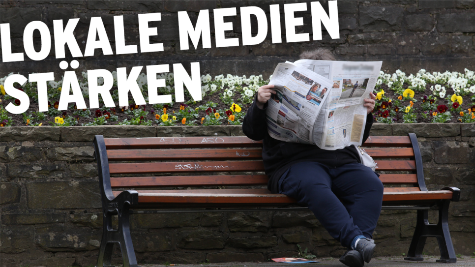 Frau liest Zeitung auf einer Bank, Schriftzug "Lokale Medien stärken" (Quelle: rbb/imago images/Rene Traut)