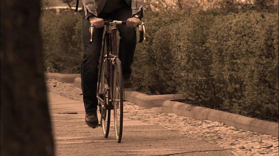 Nachgestellte Szene: Renterinnenmörder auf Fahrrad (Quelle: rbb)