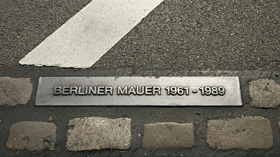 Mauerstreifen mit eingravierter Schrift: "Berliner Mauer 1961-1989" (Quelle: imago/Panthermedia)