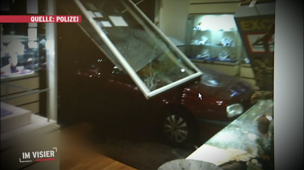 Blitzeinbrecher: Bild der Überwachungskamera zeigt Auto, dass in ein Technik-Geschäft gejagt ist (Quelle: Polizei)