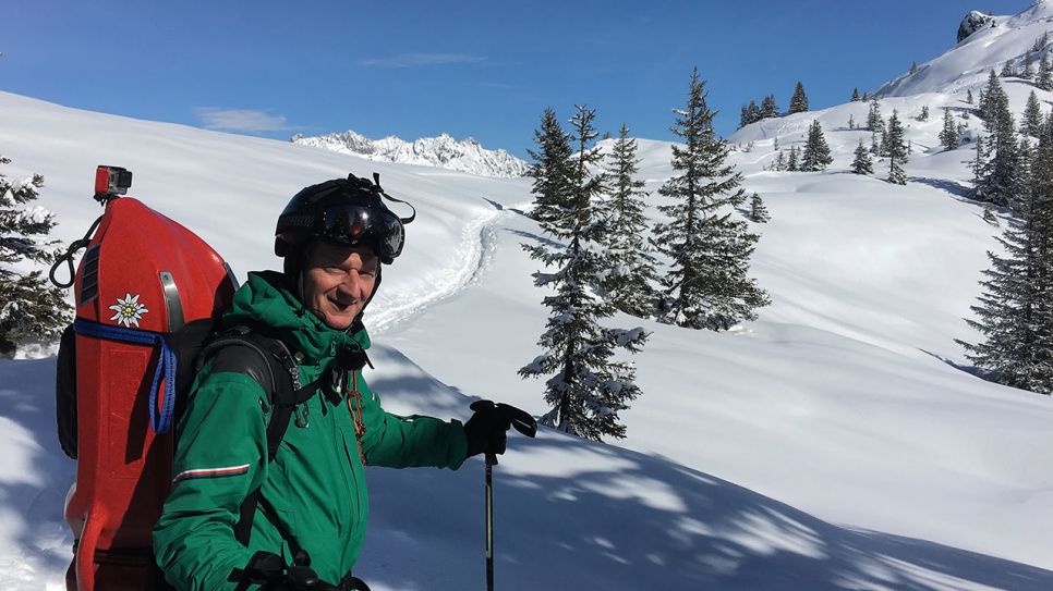 Michael Kessler beim Schneeschuhwandern; Quelle: rbb/Peter Scholl