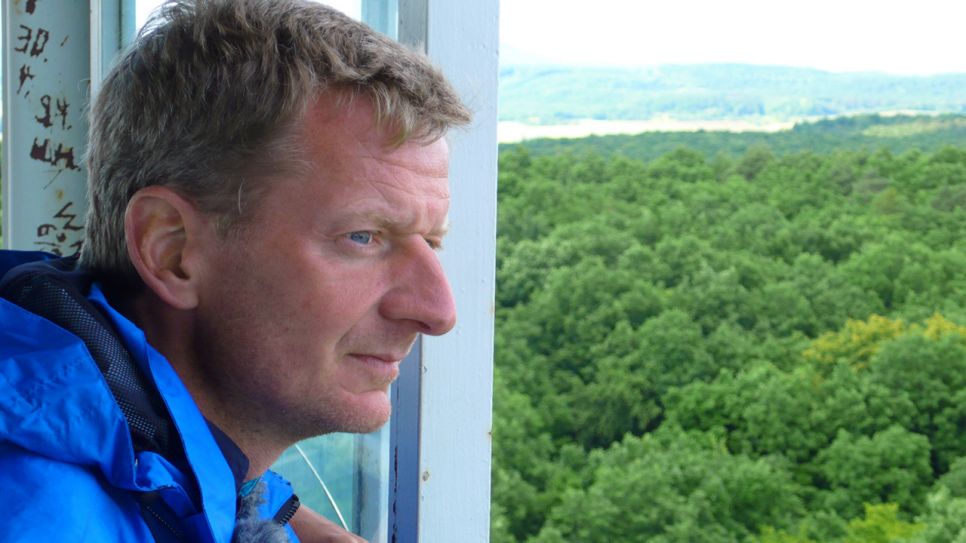 Michael Kessler schaut vom Bayernturm auf das grüne Band (Quelle: rbb/Stefan Wieduwilt)