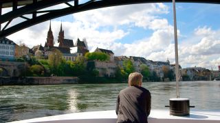 Michael Kessler blickt vom Schiff auf Basel; Quelle: rbb/Sören Meyer