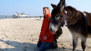 Ankunft in Ahlbeck auf Usedom - Michael Kessler und Esel Elias am Strand; Quelle: rbb/Stefan Wieduwilt