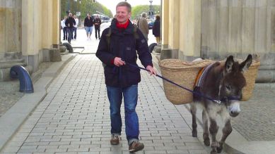 Kessler und Esel Elias laufen durch das Brandenburger Tor, Quelle: rbb/Oliver Ziebe