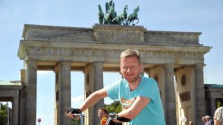 Michael Kessler am Brandenburger Tor; Quelle: rbb/Thomas Ernst