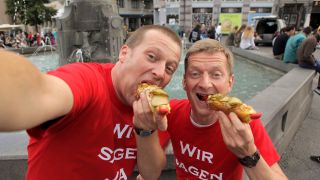 Kessler und Sören essen Hotdogs auf dem Gammeltorv in Kopenhagen; Quelle: rbb