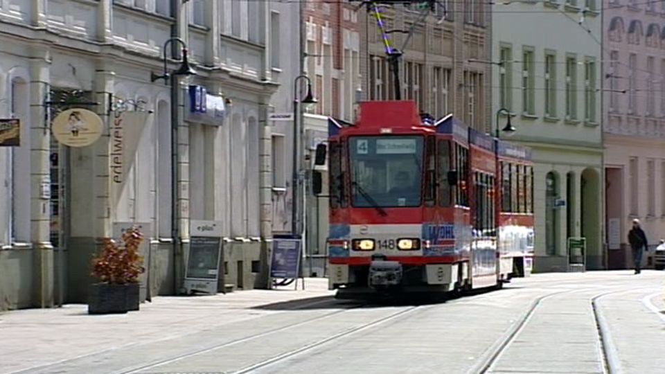 Eine Straßenbahn im Zentrum von Cottbus (Quelle: rbb)