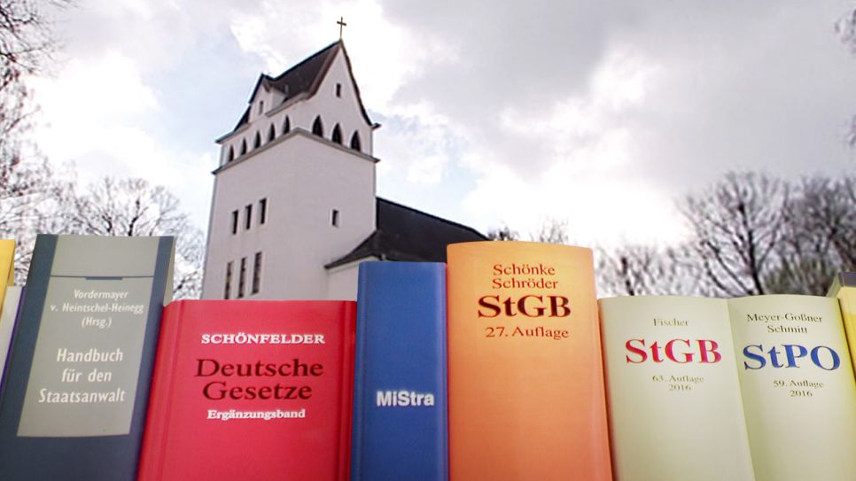 Paragraphen-Bücher und Kirche im Hintergrund, Quelle: rbb
