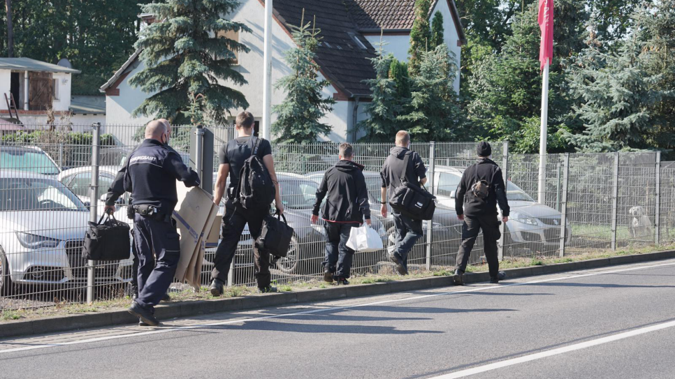 Polizisten vor Haus (Quelle: Quelle: Gadewolz / Kontraste)