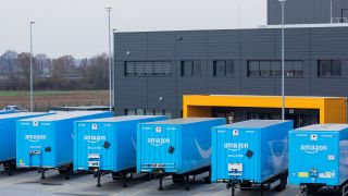 Lkw mit dem Logo von Amazon Prime stehen vor einem Logistikzentrum des Versandhändlers Amazon. Bild: Rolf Vennenbernd/dpa