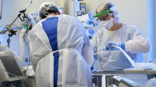 Intensivpflegerinnen sind auf der Covid-19 Intensivstation in der VAMED Klinik Schloss Pulsnitz mit der Versorgung von Corona-Patienten beschäftigt. Bild: Robert Michael/dpa-Zentralbild
